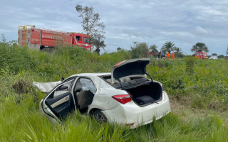 Com o capotamento, o carro parou fora da pista, na TO-080, em Araguatins.