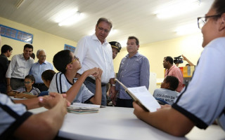 Governador Marcelo Miranda conversa com alunos na biblioteca
