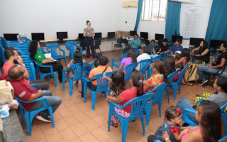 Foi explicado aos participantes, em especial aos imigrantes e refugiados, que a legislação não permite que crianças e adolescentes entre quatro e 17 anos fiquem fora da escola