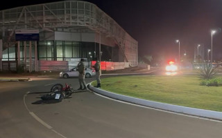 Acidente ocorreu na rotatória em frente a construção do Shopping Parque do Lago. 
