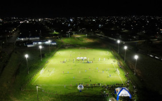 O campo recebeu 6.700 metros quadrados de novos tapetes de grama, além de ações de reparo, aplicação de herbicida, adubação e iluminação
