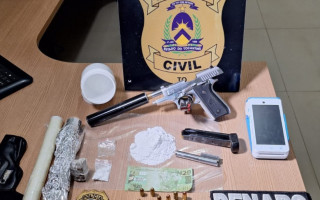 Os policiais civis também apreenderam várias porções de cocaína, maconha, bem como uma arma de fogo -