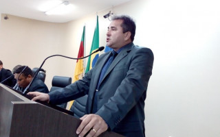 Vereador Israel da Terezona (PDT) usa tribuna para declarar apoio a Eduardo Siqueira.