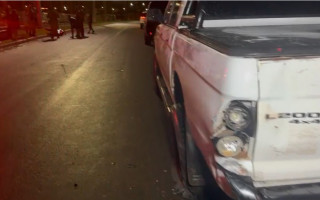 Vítima foi arremessada a alguns metros e o pneu da caminhonete estourou com o impacto da colisão. 
