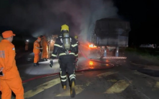 Corpo de Bombeiros controla fogo em semirreboque 
