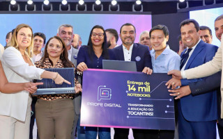 Com investimento de R$ 49,7 milhões, o evento entregou 14 mil notebooks aos profissionais da educação da rede estadual