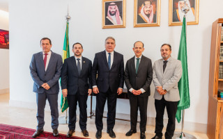 O vice-governador, Laurez Moreira; e o embaixador da Arábia Saudita no Brasil, Faisal bin Ibrahim Ghulam
