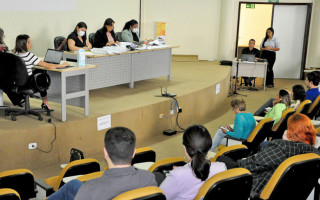 No procedimento licitatório, houve o credenciamento e o recebimento de proposta financeira e documentos de habilitação.