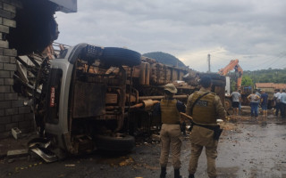 Carreta atingiu um laticínio no final de uma ladeira na TO-222 em Aragominas. 