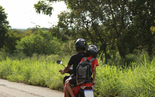 Transportar criança com idade inferior a 10 anos é considerada uma infração gravíssima. 
