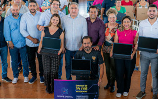 Vice-governador Laurez Moreira prestigia entrega de computadores para professores da regional de Gurupi -