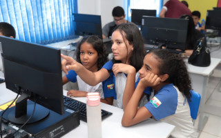 Cerca de 20 alunos do 5º ano da Escola Municipal Gentil Ferreira Brito foram conhecer a Biblioteca Municipal. 