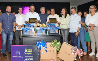 Governador Wanderlei Barbosa distribui mais de 1.000 notebooks em Araguaína, como parte do Profe Digital.