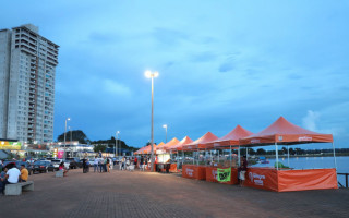 O calçadão do cartão postal da cidade foi dividido por segmentos: alimentação, artesanatos, brinquedos e local para aqueles que possuem trailer ou food truck
