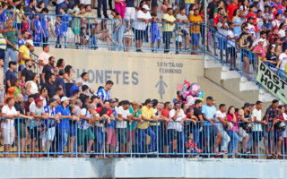 Governador Wanderlei Barbosa assistindo ao jogo em Araguaína 