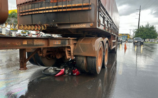 Moto Honda Biz ficou esmagada pelos pneus da carreta. 
