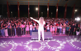 Os jovens cristãos se reuniram no Ginásio Pedro Quaresma para momentos de louvor a adoração por meio da música