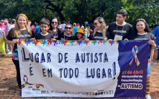 Caminhada ocorre em comemoração do Dia Mundial do Autismo, celebrado no dia 2 de abril,