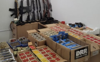 Ao todo, 14 armas de fogo de diversos calibres e mais de 100kg de munições foram apreendidos. 