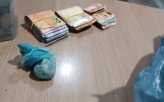 Em poder do indivíduo foram apreendidos ainda a quantia de R$ 1.920,00 oriundo do tráfico de drogas
