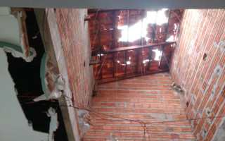 o raio destruiu parcialmente o telhado da casa