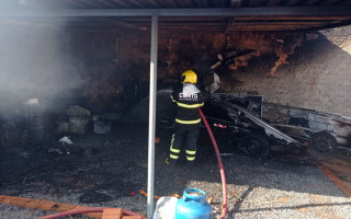 Fogo destruiu uma embarcação que ficava guardada no local. 