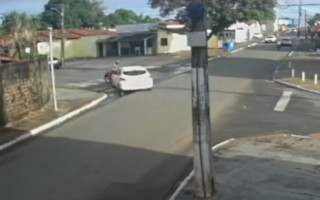 Motociclista foi atingido quando estava parado na inscrição Pare da via. 