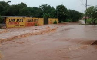 Chuva intensa faz córrego Neblina transbordar.