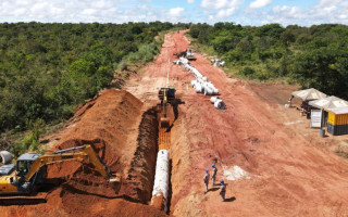 O trecho contará com pavimentação em CBUQ, drenagem superficial e profunda, calçadas com acessibilidade de áreas urbanizadas, ciclofaixas, sinalização horizontal e vertical, e iluminação pública