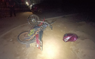 Moto da vítima ficou destruída. 