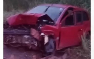Um dos carros envolvidos no acidente ficou danificado 