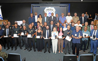 O governador do Tocantins, Wanderlei Barbosa; e o secretário de Estado da Segurança Pública, Wlademir Mota Oliveira, homenagearam nesta segunda-feira, 22, personalidades e servidores que se destacaram em suas funções.