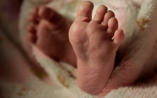 Trabalho investigativo da PC resulta no afastamento do lar de bebê de dois meses e o irmão de 9 anos que eram submetidas a tortutra e maus tratos 