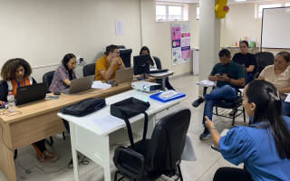 Equipes discutindo realinhamento no atendimento  de consultas