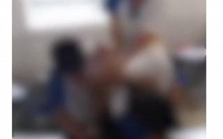 Adolescente sofre agressão física por colegas em escola 