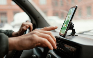 Procon alerta que é proibido cobrar taxas extras pelo uso do ar-condicionado no transporte por aplicativo. 