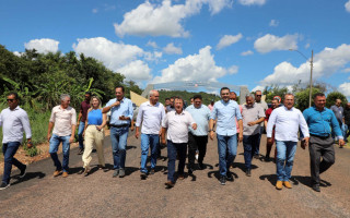 Governador, prefeito de Itaporã, deputados e lideranças durante inauguração 