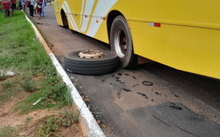 Roda dianteira do ônibus se soltou do eixo 