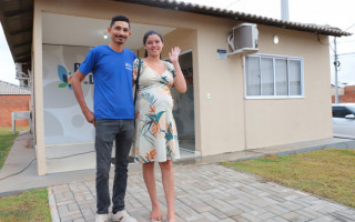 O casal Cléber Carlos e Maria Michele assinaram contrato para a aquisição da casa própria no Residencial Parque do Lago.