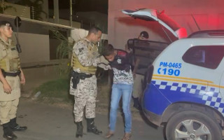 Homem de 25 anos foi preso por porte ilegal de arma de fogo. 