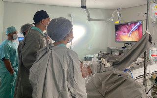 Equipe médica durante o procedimento.