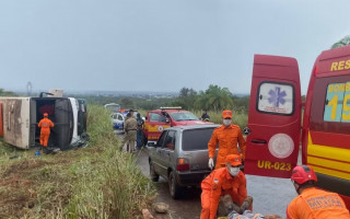 Acidente deixou 8 pessoas feridas.