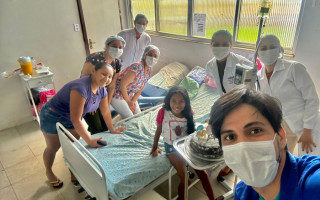 Na última sexta-feira, 17 de maio, a pequena Riandra Silva Aquino comemorou seus nove anos com a mãe e a equipe do HMA. 
