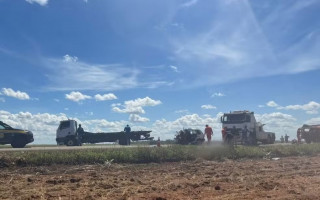 Carro ficou destruído após bater de frente com caminhão 