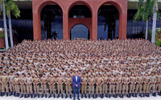 Governador Wanderlei Barbosa junto com PMs no Palácio em Palmas