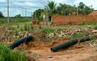 Erosão avança sobre casas em avenida de Araguaína