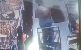 Homem pegou nove facas de tamanhos variados