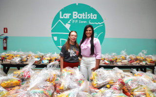 Madrinha da instituição, a primeira-dama Karynne Sotero entregou ao Lar Batista uma tonelada de alimentos não perecíveis 