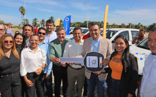 Governador Wanderlei Barbosa entrega as chaves das novas caminhonetes para representantes da Seduc e SREs