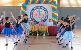  Um grupo de alunas fez uma apresentação de ginástica rítmica na abertura dos jogos. 